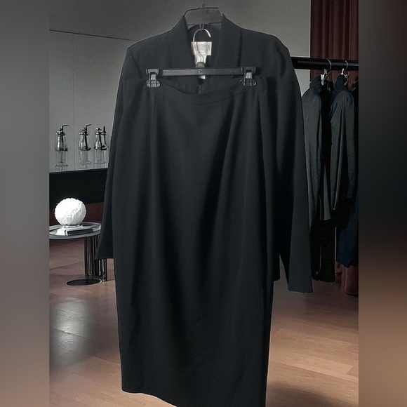 brand: julian Taylor, size 12, jacket and skirt. - Picture 1 of 13
